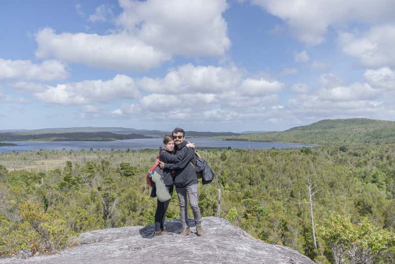 Pareja disfrutando de los paisajes del Parque Tantauco