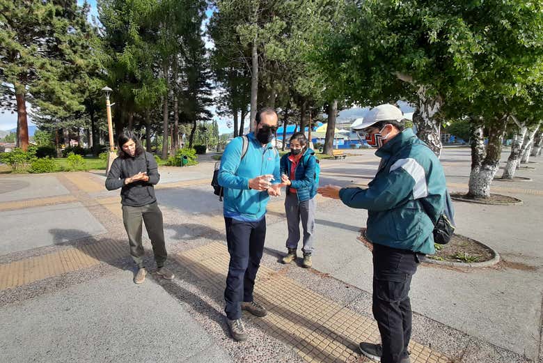 Disinfettando le mani prima dell'escursione