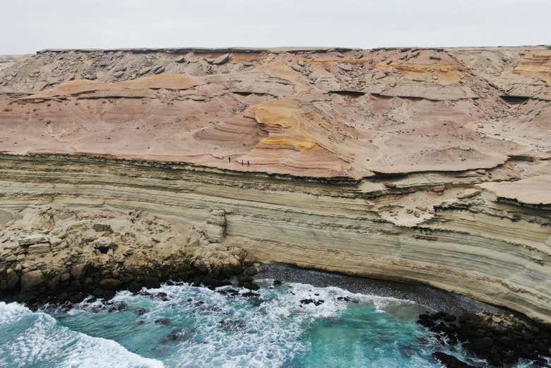 Caminando entre altos acantilados 