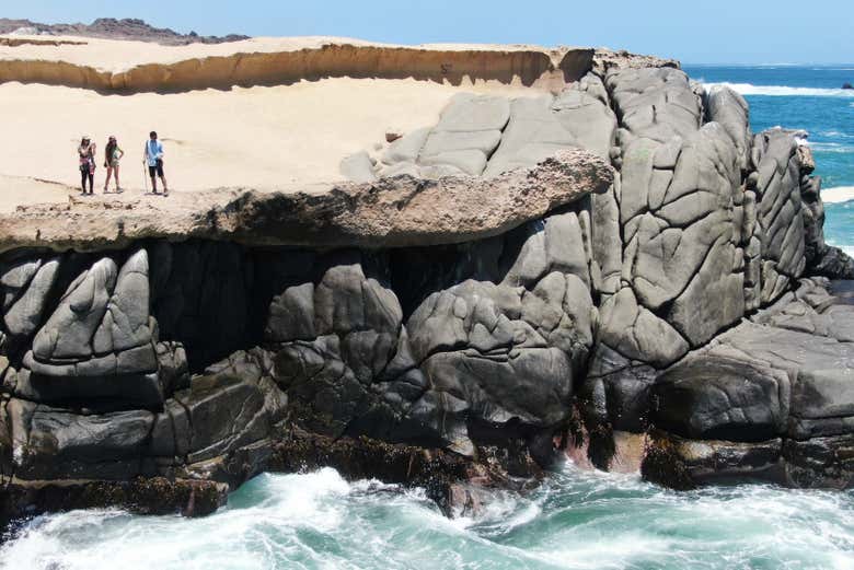 Passeando junto aos altos acantilados da costa de Atacama