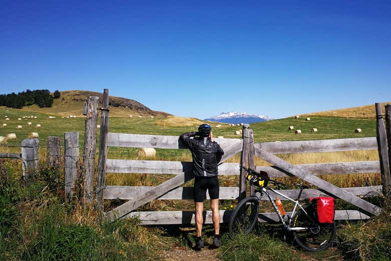 Ciclista contemplando il paesaggio