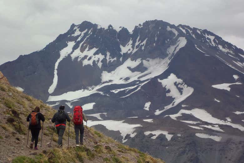 Caminando por las faldas de las montañas andinas