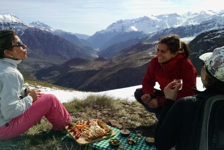 Comendo um aperitivo campestre em plenos Andes