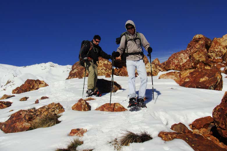 Disfrutando del paseo con raquetas de nieve