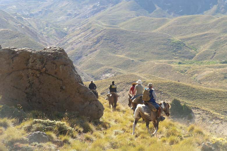 Passeando a cavalo pelas paisagens andinas