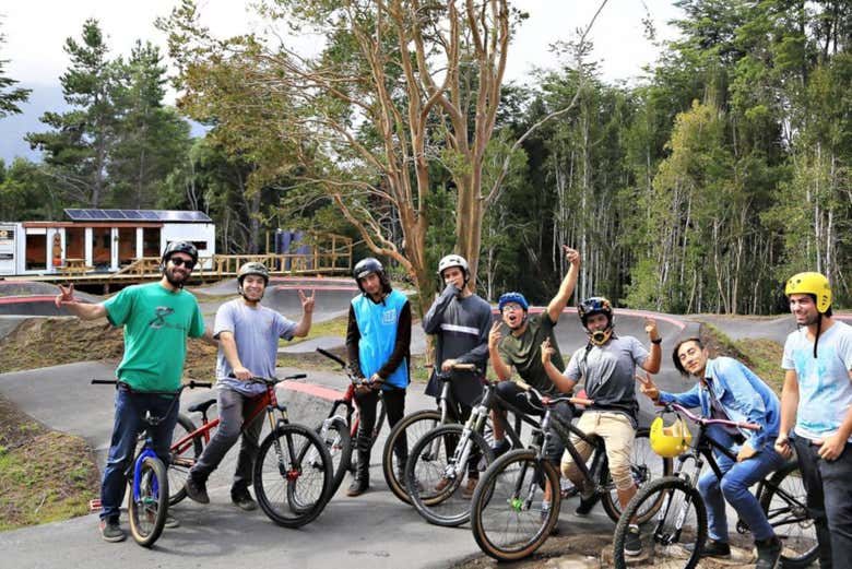 Groupe de cyclistes à Kotaix Bike Park