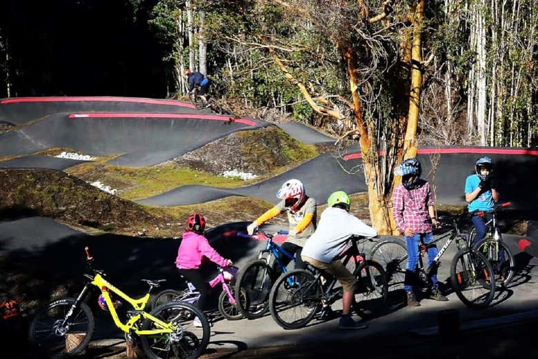 Enfants sur le circuit de Kotaix Bike Park