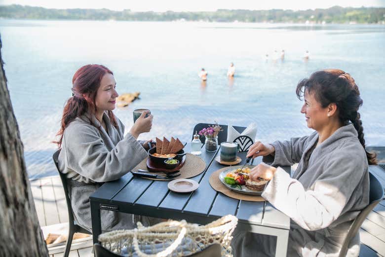 Tomando algo en la cafetería con vistas al lago Llanquihue