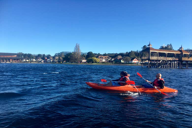 Recorriendo en kayak el lago Llanquihue