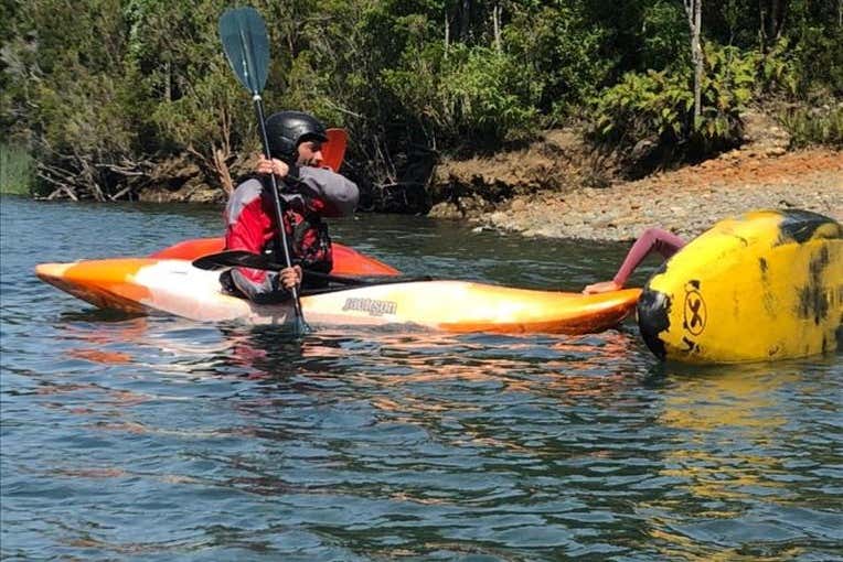 Imparando a manovrare i kayak al fiume Espolón