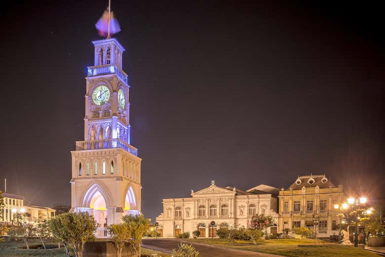 La Plaza Prat y su Torre del Reloj por la noche