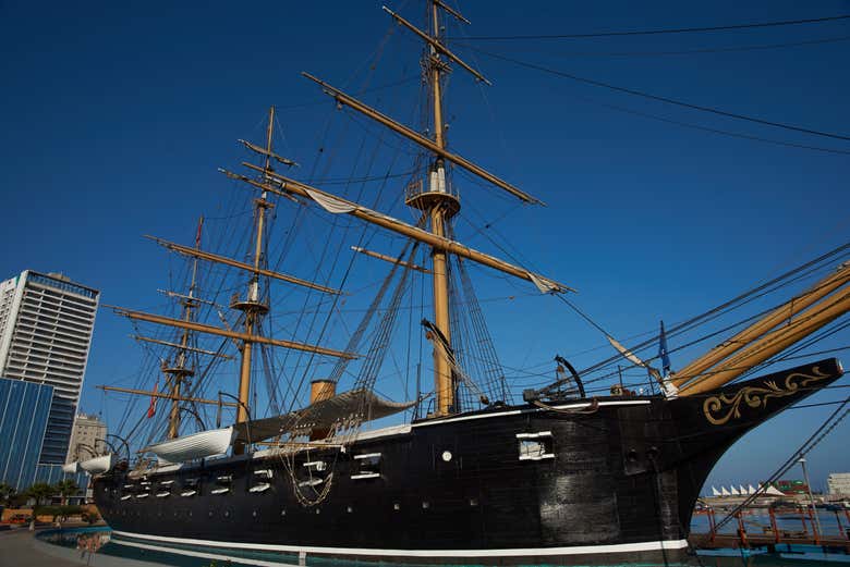 Replica della corvetta Esmeralda al molo del Prat
