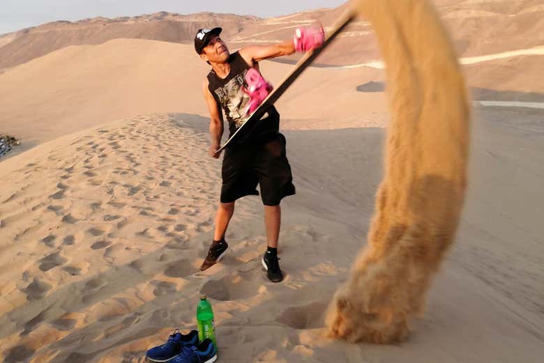 Preparando la tavola da sandboarding a Iquique
