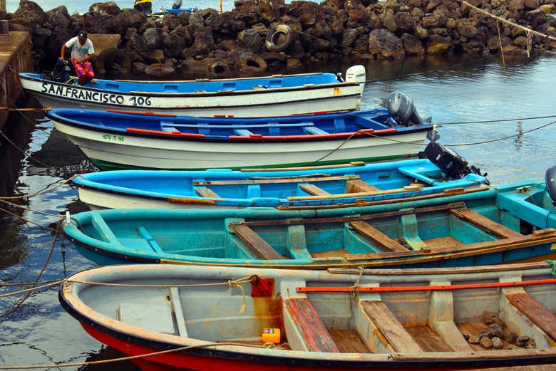 Le barche colorate di Hanga Roa