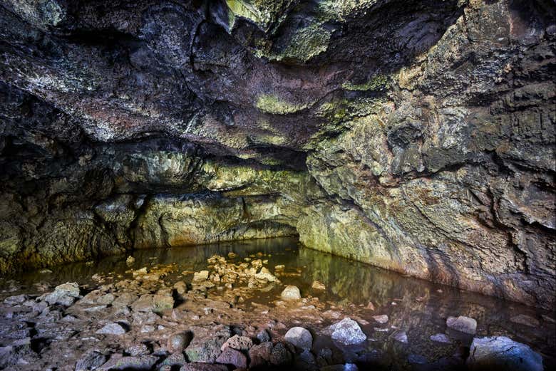 Interni della grotta Ana Te Pahu