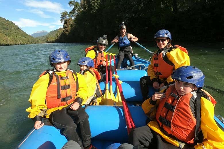 Navegando en una balsa de rafting por el río Figueroa