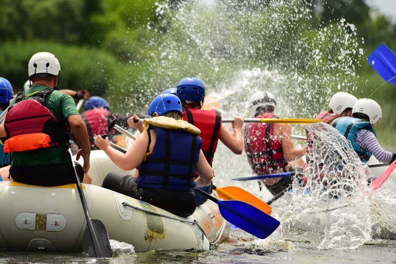 Disfrutando de la actividad de rafting