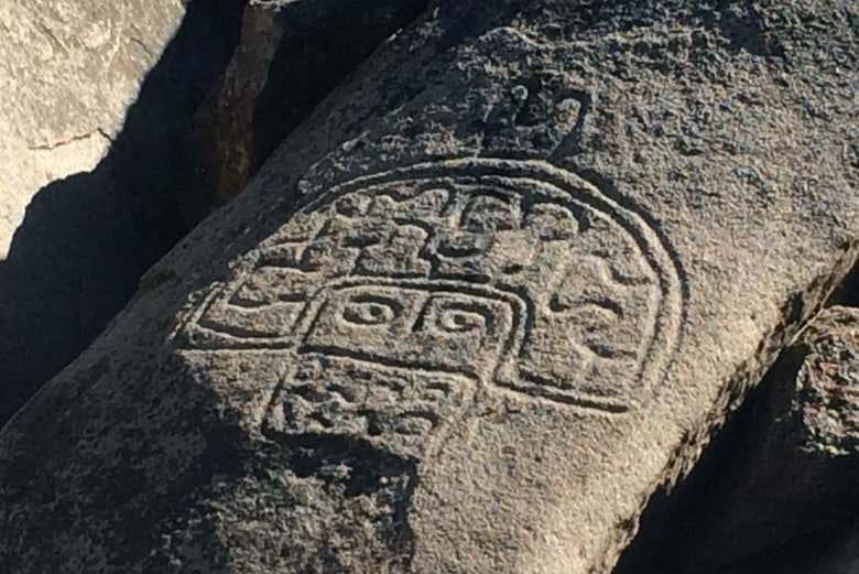 Inscriptions millénaires sur les rochers