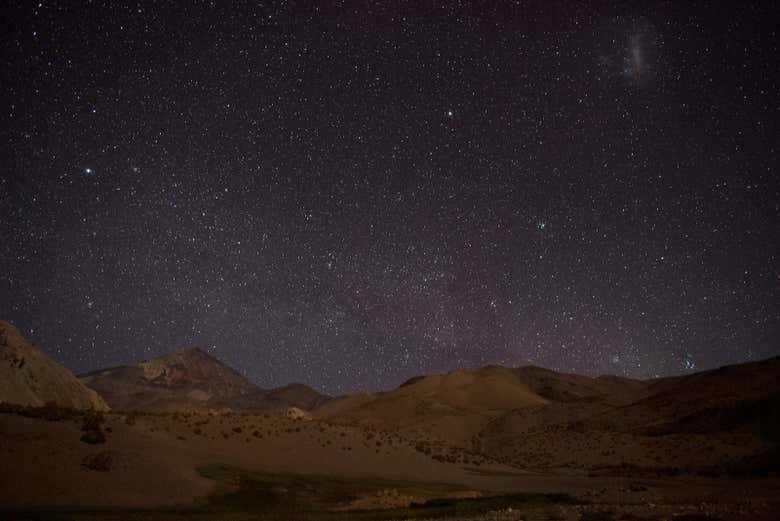 Astros celestes brilhantes cintilando no céu chileno