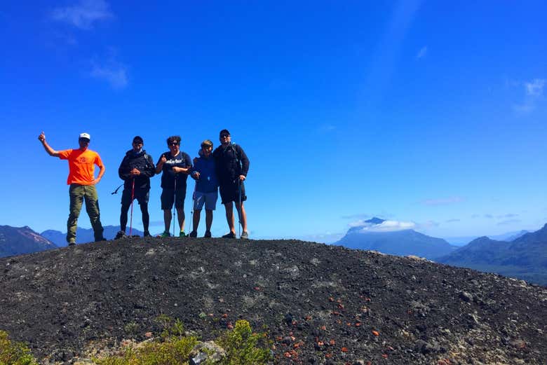 Grupo de trekking en el volcán Mirador