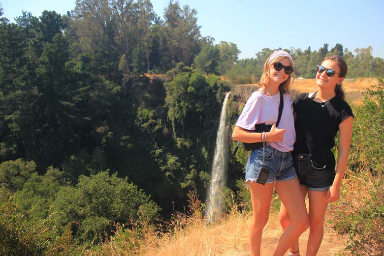 Posando com a cascata de Rehuén