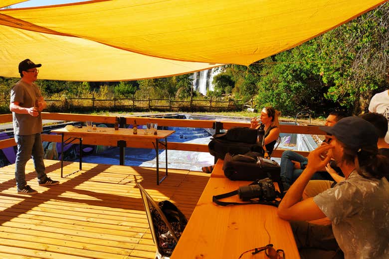 Tomando unas cervezas con vistas a los saltos