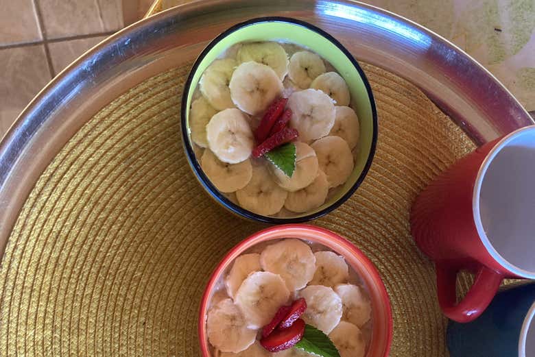 Avena con yogur y plátano para desayunar