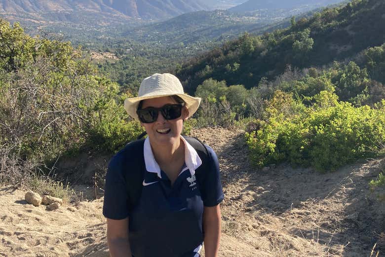 Una mujer subiendo hasta el Cerro de La Campana