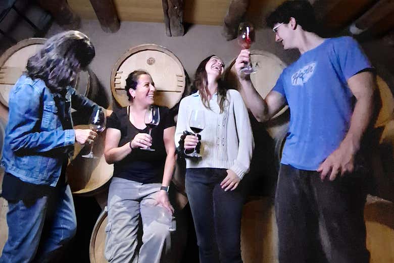 Visite de la salle des barriques du domaine viticole