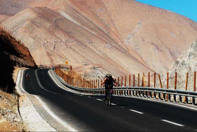 Un cycliste sur une route de la vallée d'Elqui