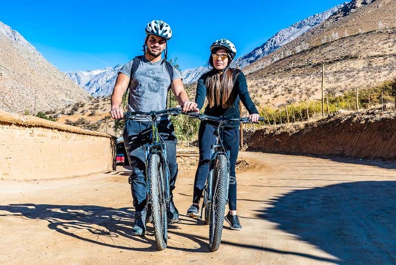Un couple profitant de la balade à vélo