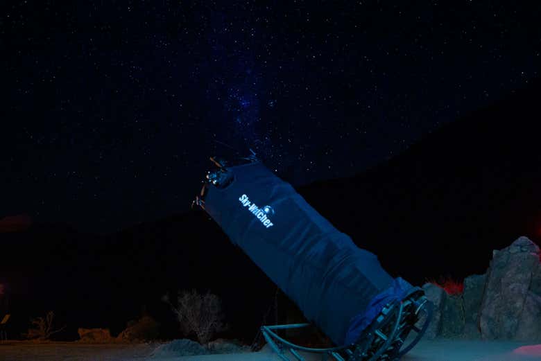 Catch a glimpse at faraway plantes through a telescope