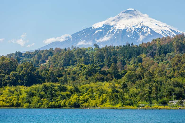 Montañas junto al lago Caburgua