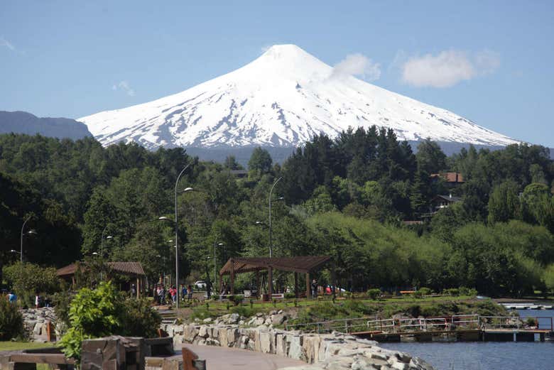 Vista su Pucón e sul Volcán Villarrica