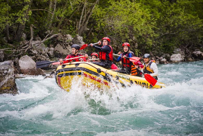 Passando attraverso le rapide del fiume Trancura