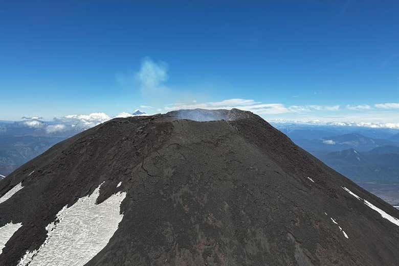 Cratere del vulcano Villarrica dall'elicottero