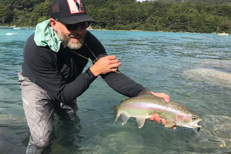Capturando un ejemplar de trucha en el lago Bertrand