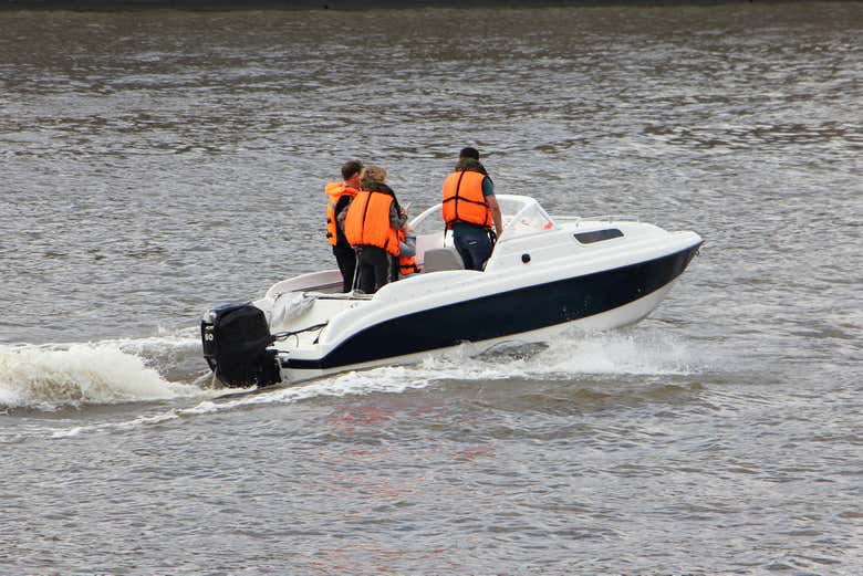Navegando en lancha por el lago Bertrand