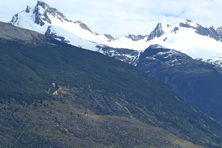 Montañas andinas junto al río Baker