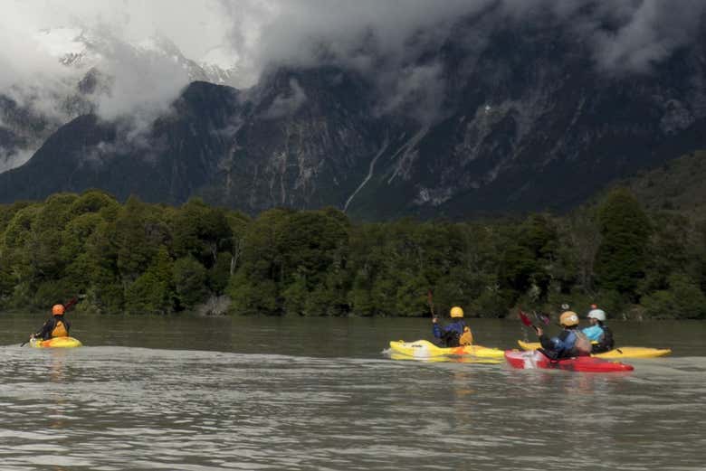 Disfrutando de la travesía en kayak por el río Baker