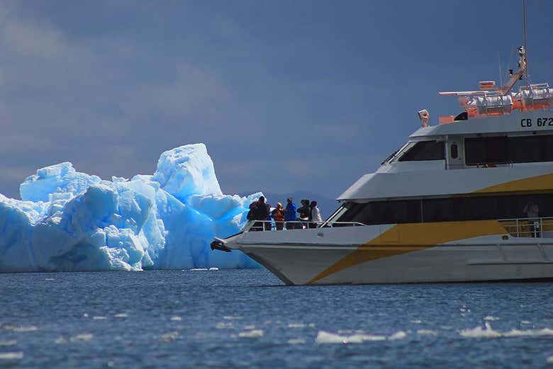 Contemplando el glaciar desde el barco