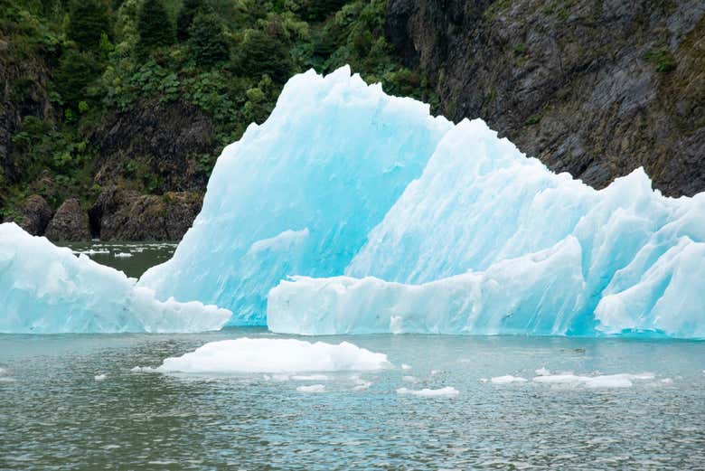 Os sorprenderá el tono azulado del glaciar