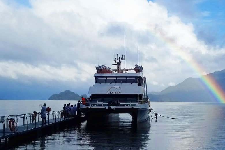 Catamarano nel fiordo di Aysén