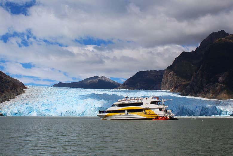 Surcando las aguas junto al glaciar