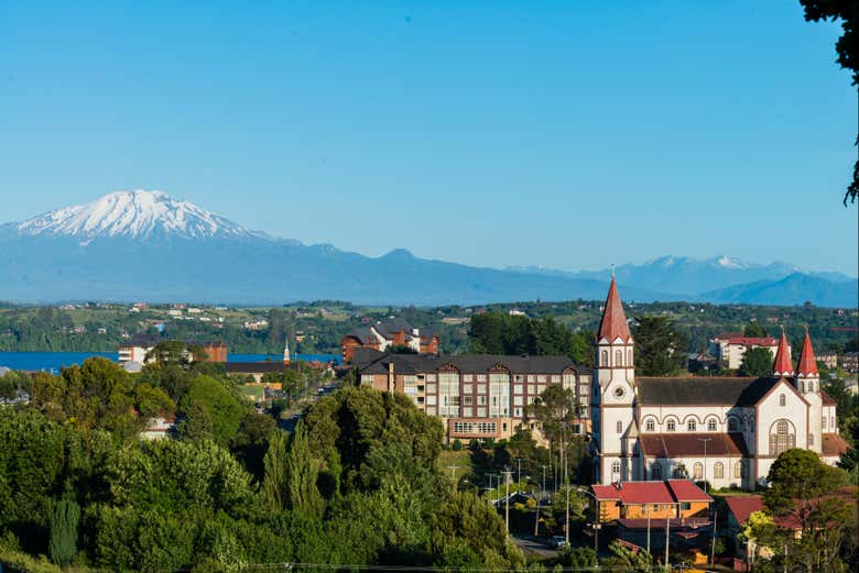 Panorámica de Puerto Varas con el lago al fondo