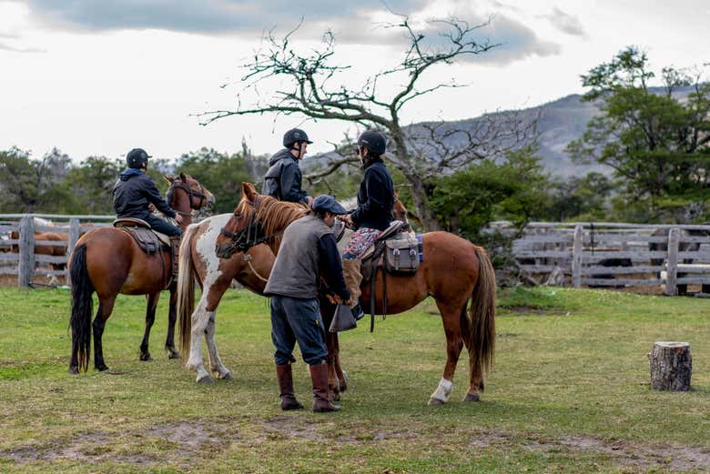Preparándonos para el paseo a caballo por Laguna Sofía