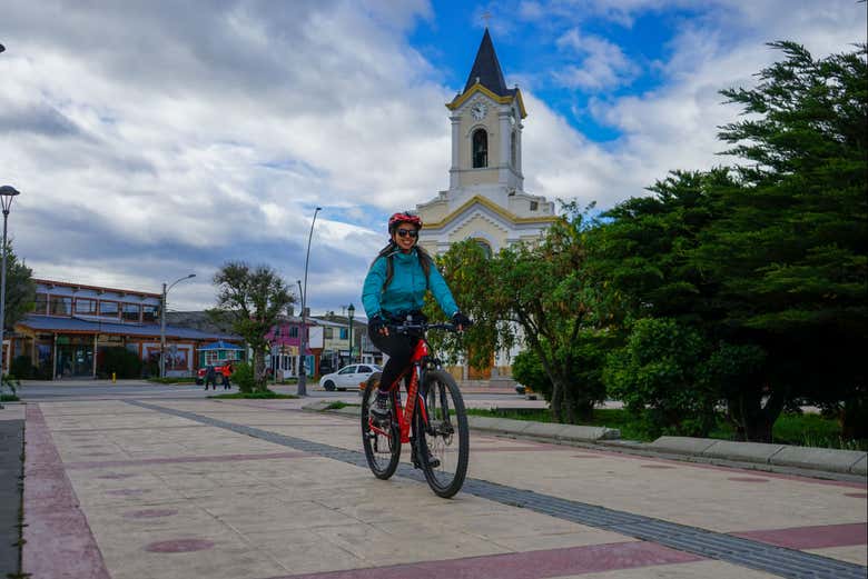 Pasando por la Catedral de Puerto Natales