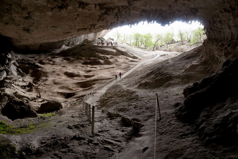 Trekking por el interior de la Cueva del Milodón
