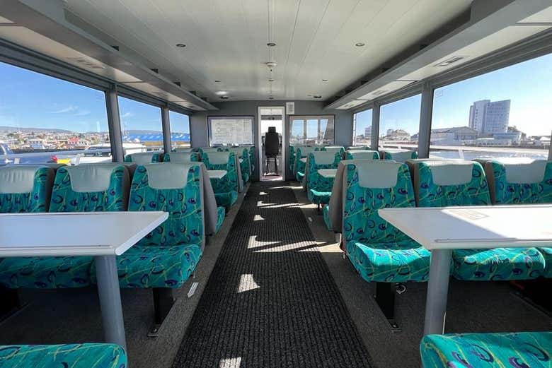 Interior del barco en el que realizaremos la excursión