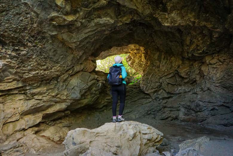 Explorando uma das cavernas durante a trilha
